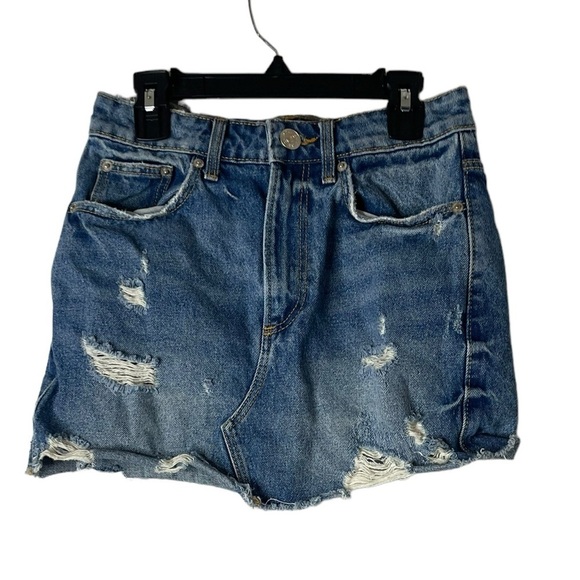 🍀 5/$25🍀 Zara gorgeous distressed mini denim skirt size XS - Picture 1 of 11